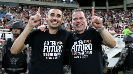 Atacante Thiago Galhardo ao lado do presidente do Santa Cruz, Bruno Rodrigues, durante comemoração do acesso para a Série C do Campeonato Brasileiro