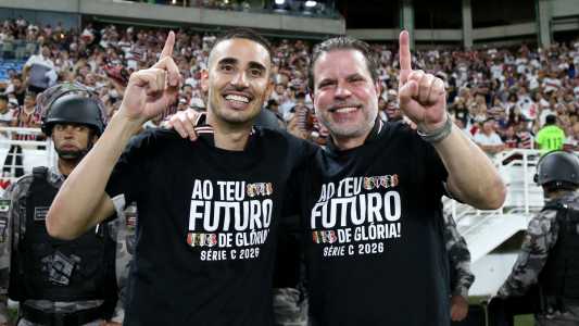 Atacante Thiago Galhardo ao lado do presidente do Santa Cruz, Bruno Rodrigues, durante comemoração do acesso para a Série C do Campeonato Brasileiro