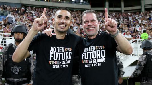 Atacante Thiago Galhardo ao lado do presidente do Santa Cruz, Bruno Rodrigues, durante comemoração do acesso para a Série C do Campeonato Brasileiro