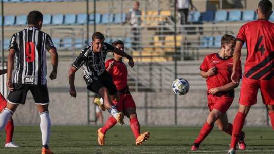 Galinho esteve três vezes atrás no placar, mas buscou empate nos acréscimos diante do Furacão