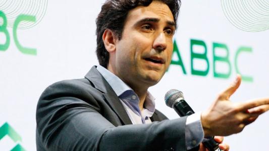 Gabriel Galípolo em evento da ABBC nesta segunda-feira (9)