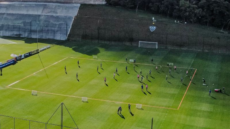 Atlético volta aos treinos após folga de carnaval, e Felipão ganha opção para o meio