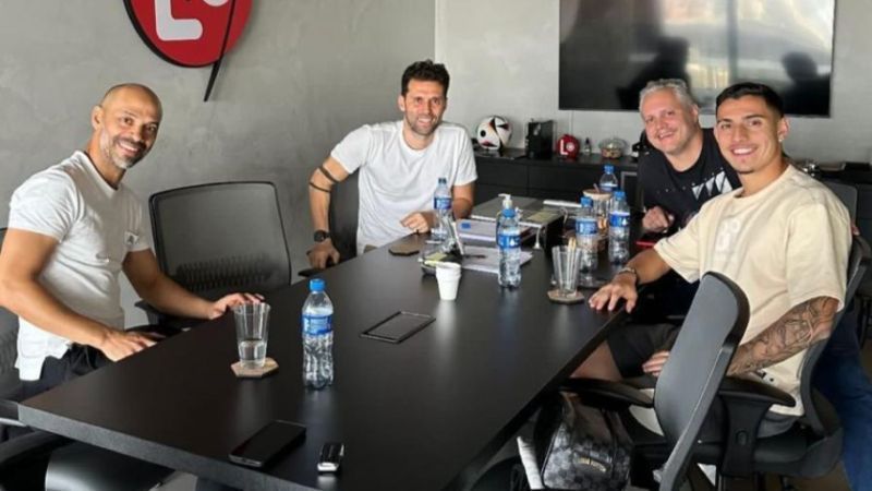 Em alta no Atlético, 'prata da casa' se reúne com ídolo e ex-jogador do clube