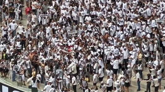 Galo Doido chegou a sumir em meio aos torcedores na arquibancada