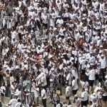 Galo Doido vai à arquibancada da Arena MRV e é festejado pela torcida