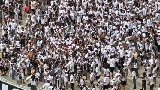 Galo Doido chegou a sumir em meio aos torcedores na arquibancada