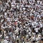 Galo Doido vai à arquibancada da Arena MRV e é festejado pela torcida