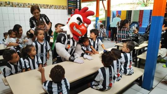 Galo Doido participa da iniciativa do Instituto Galo em creches de BH