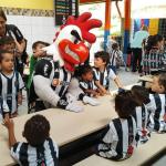 Atlético: Instituto Galo inicia projeto que distribui kits do clube em creches de BH