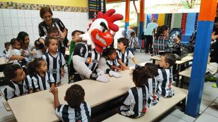 Galo Doido participa da iniciativa do Instituto Galo em creches de BH