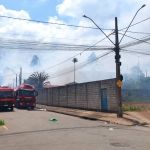 Galpão pega fogo e mobiliza bombeiros na Grande BH 