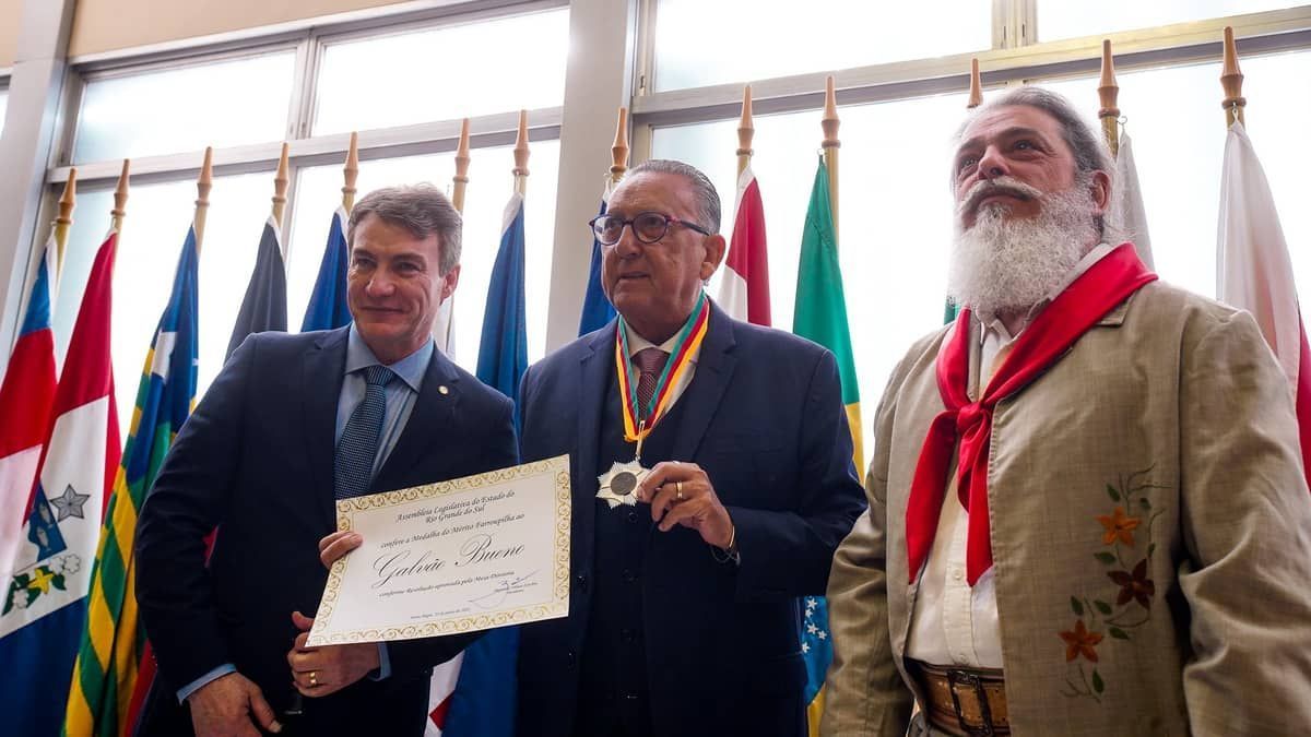 Galvão Bueno recebe medalha de honra no Rio Grande do Sul: 'Minha raiz'