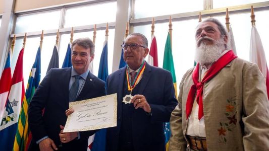 Galvão Bueno recebeu medalha de honra no RS