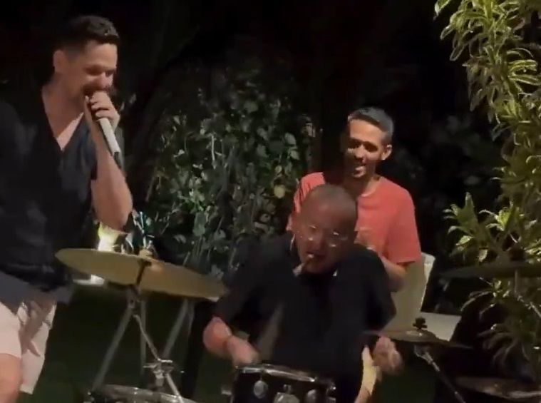 Galvão Bueno 'se aventura' e protagoniza cena inusitada em festa de Ano Novo