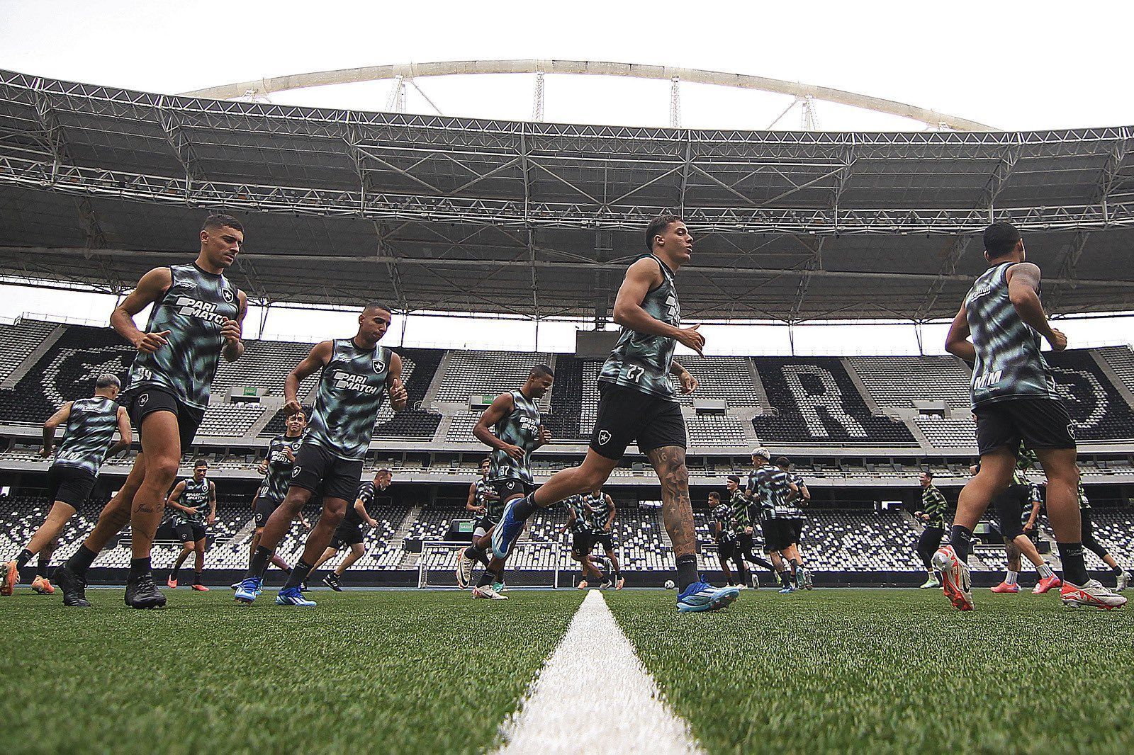 Botafogo finaliza preparação para jogo contra o Inter; veja os relacionados