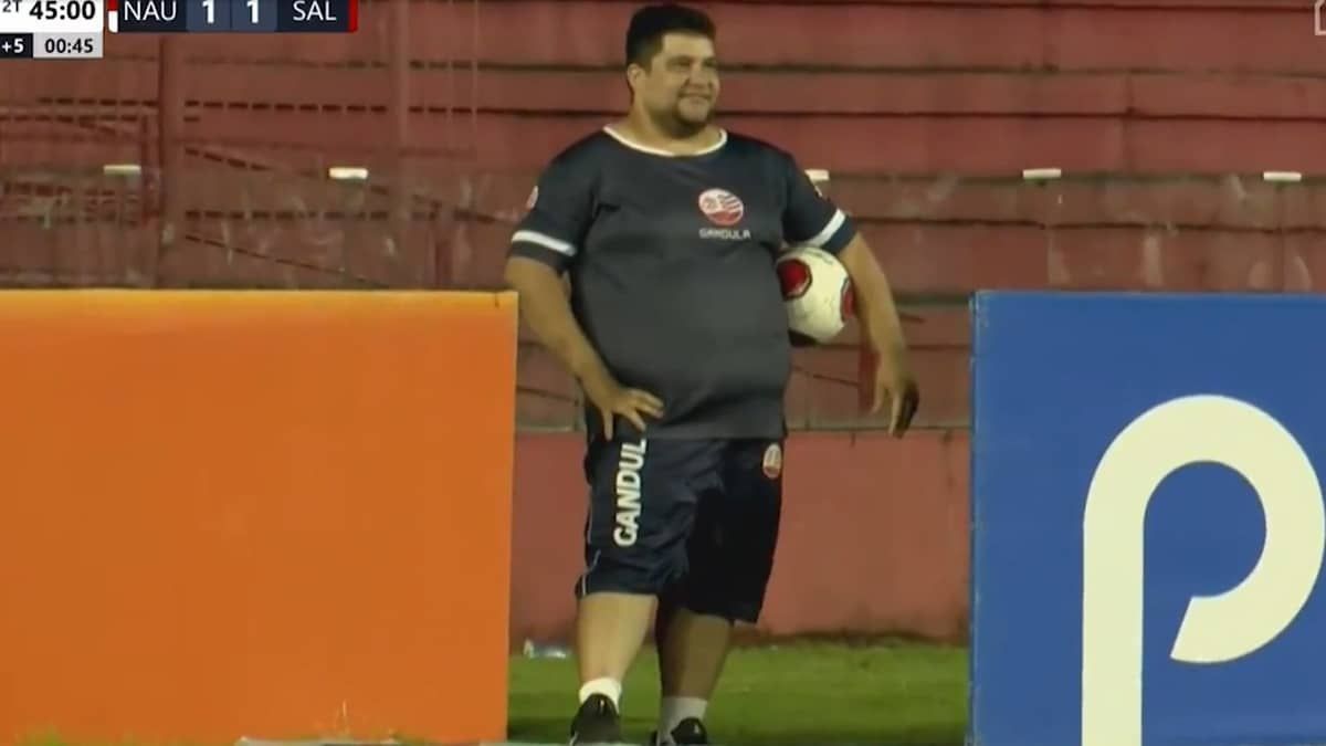 Gandula dá caneta em goleiro no Campeonato Pernambucano; veja o vídeo