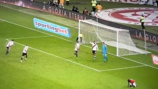 Gandula do Inter isola bola após gol de Alan Patrick
