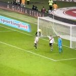 Gandula do Inter viraliza nas redes após situação curiosa diante do River; veja