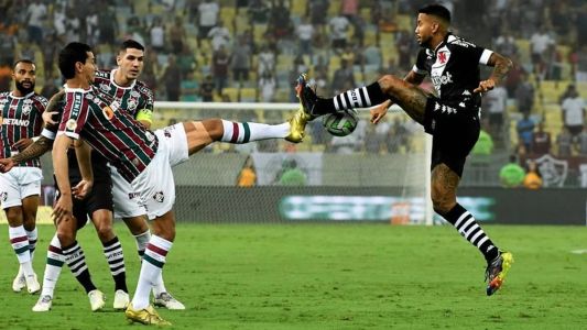 Ganso e Jair em disputa do Fluminense e Vasco