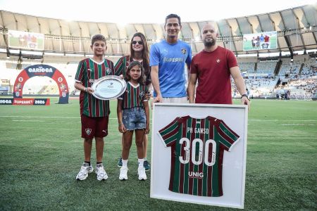 Ganso recebe quadro em homenagem da diretoria do Fluminense