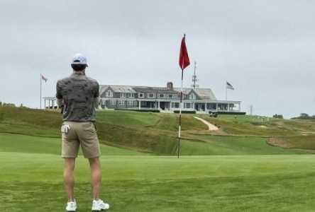 Gareth Bale observa campo de golfe em foto publicada em 22 de julho de 2025