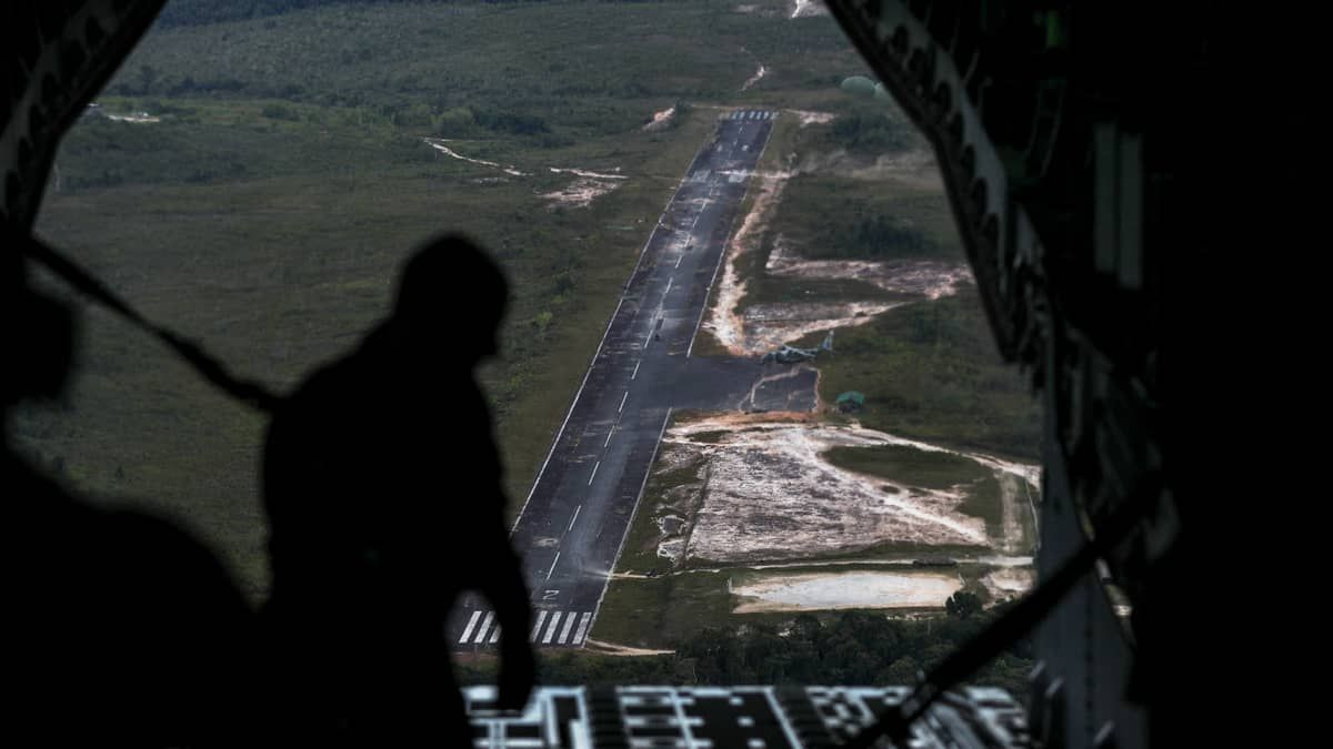 Garimpeiros fogem da Terra Indígena Yanomami em Roraima, e voos de helicóptero custam até R$ 15 mil