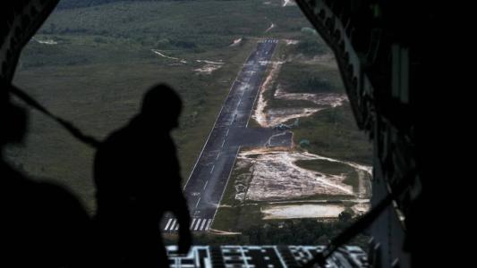 Garimpeiros estão fugindo do Território Indígena Yanomami desde o bloqueio aéreo determinado pelo Governo Lula