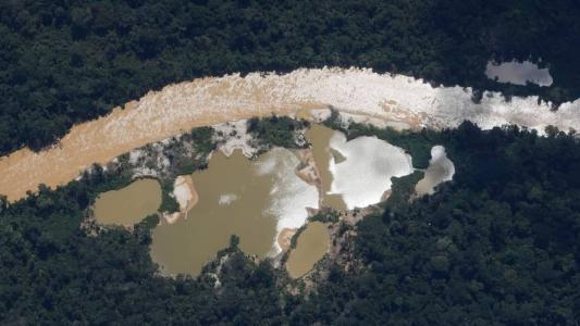 Garimpo deixa rastro de contaminação em rios da terra indígena Yanomami