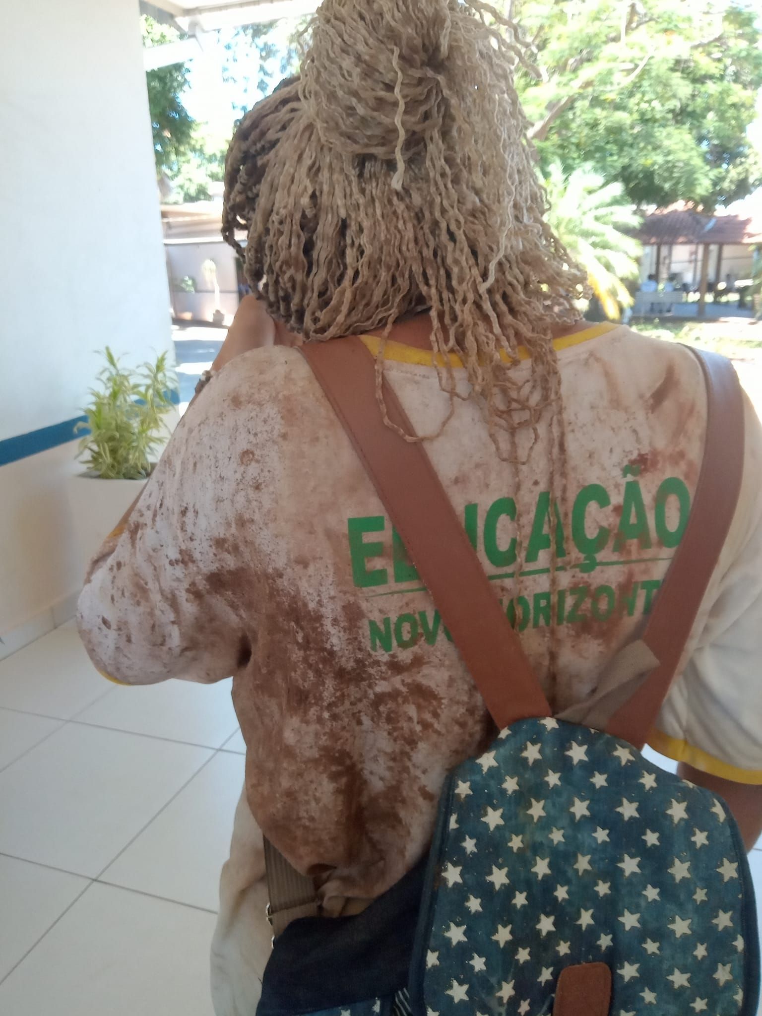 Menina de 12 anos é pisoteada e xingada de 'macaca' por alunos da escola