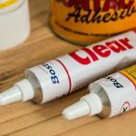 Usar vinagre e bicarbonato de sódio com cola instantânea: para que serve e por que é recomendado