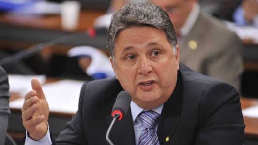 Garotinho, ex-governador do RJ, tem alta do hospital e tratará pneumonia em casa.