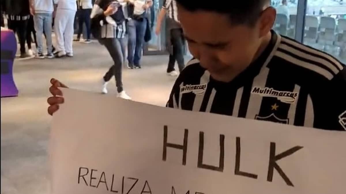 Ídolo do Atlético, Hulk dá camisa a garoto, que se emociona; assista