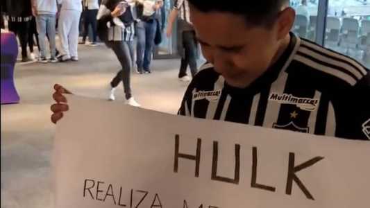 Garoto chorou ao ganhar camisa do Atlético das mãos de Hulk
