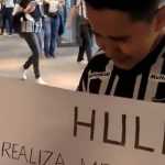 Ídolo do Atlético, Hulk dá camisa a garoto, que se emociona; assista