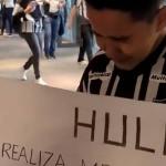 Ídolo do Atlético, Hulk dá camisa a garoto, que se emociona; assista