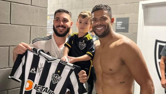 Garoto Samuel assiste jogo do Galo na Arena e ganha camisa autografada do Hulk