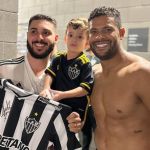 Garoto Samuel assiste a jogo do Galo na Arena MRV e ganha camisa autografada do Hulk; veja imagens