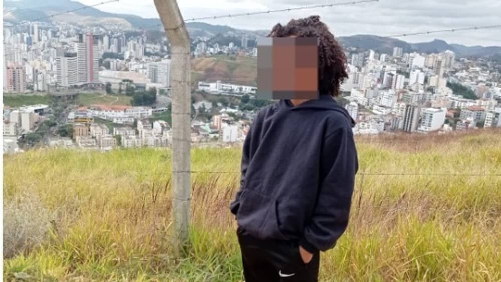 Família afirma que professora amarrou à força cabelo black de menino de 8 anos