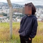 Família afirma que professora amarrou à força cabelo black de menino de 8 anos