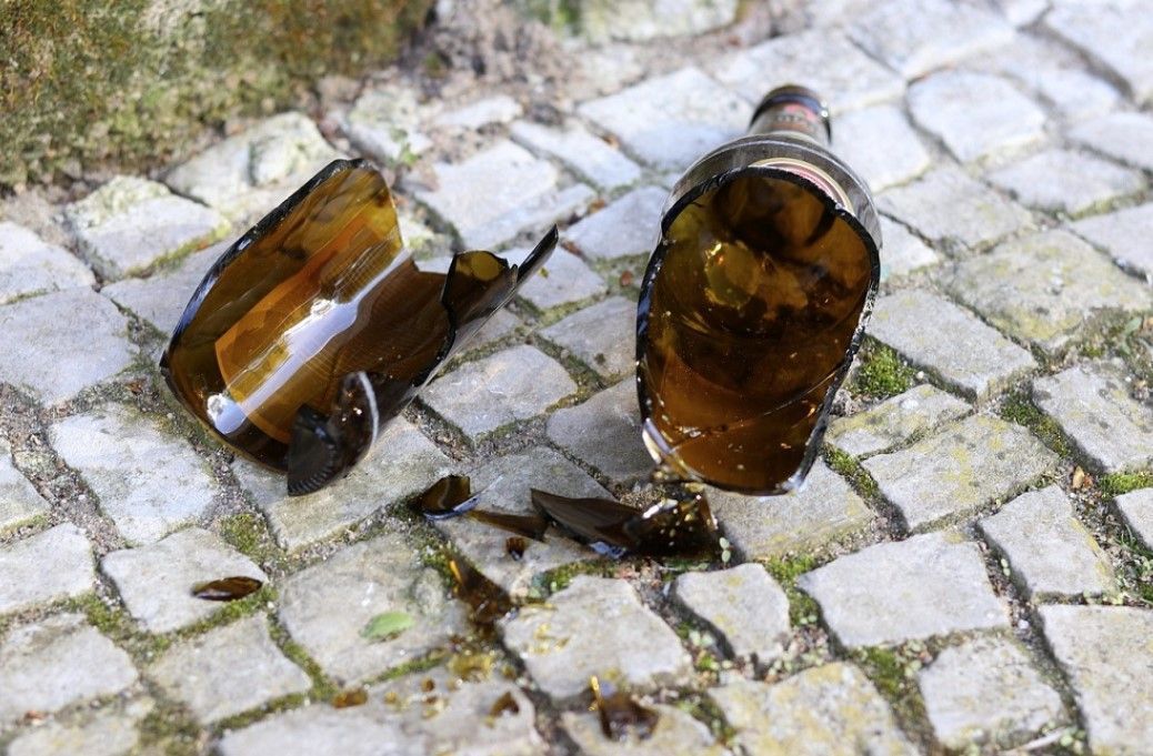 Marca de bebidas indeniza família de balconista que perdeu a mão após garrafa retirada do congelador explodir