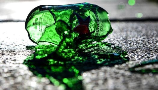Foto mostra garrafa de vidro quebrada