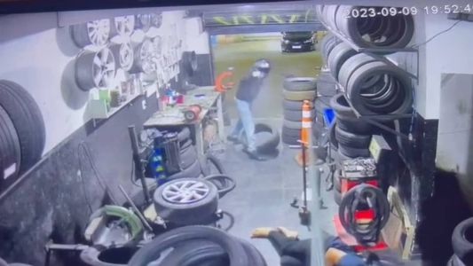 Garupa da moto desce e faz vários disparos