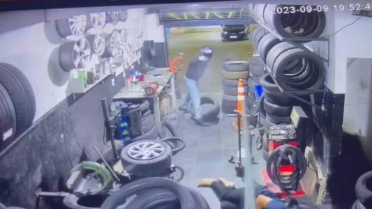 Garupa da moto desce e faz vários disparos