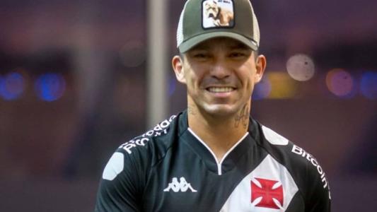 Gary Medel desembarcou no Rio de Janeiro neste sábado (8)