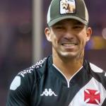 Medel desembarca no Rio para fazer exames e assinar com o Vasco