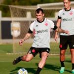 Vasco mapeia o mercado e vai buscar zagueiro e meia sem clube