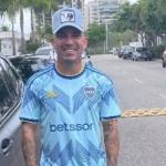 Jogador do Vasco vai ao Maracanã e assiste à final da Libertadores na torcida do Boca