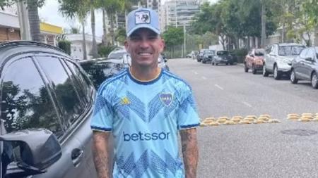 Gary Medel posou com a camisa do Boca Juniors antes da final