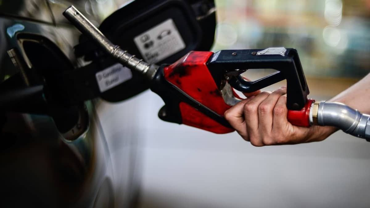 Litro da gasolina volta a ser encontrado abaixo de R$ 5 em BH; diesel e etanol também estão mais baratos 