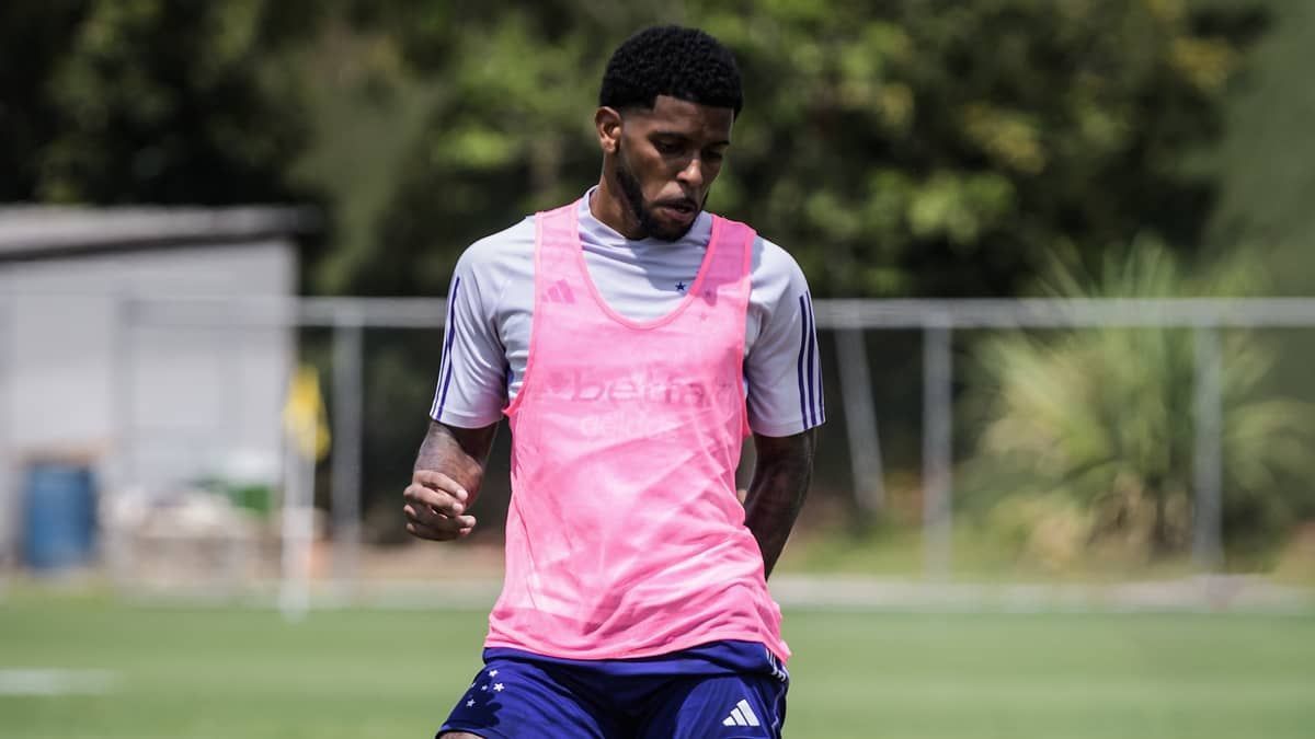 Wesley Gasolina volta a treinar com o elenco do Cruzeiro após grave lesão